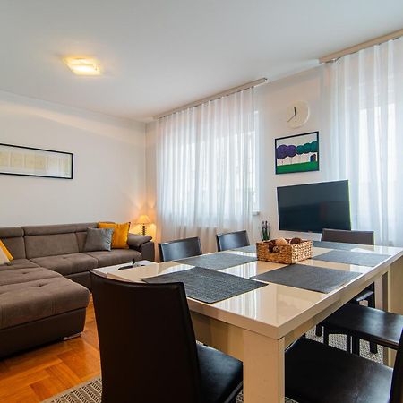 Flexible Selfcheckins 97 - Zagreb - Garden - Parking- Loggia - 2 Bedrooms Екстер'єр фото